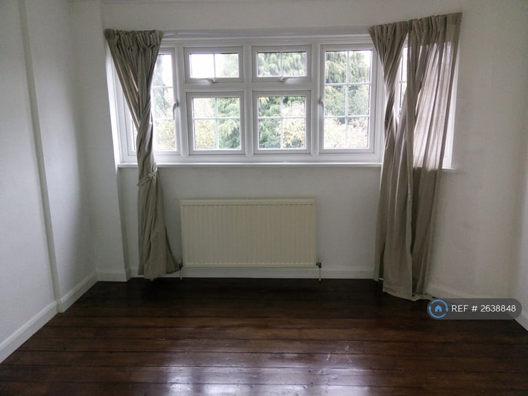 3 bedroom house in Broughton Avenue, Richmond, TW10 (3 bed) (#2638848)