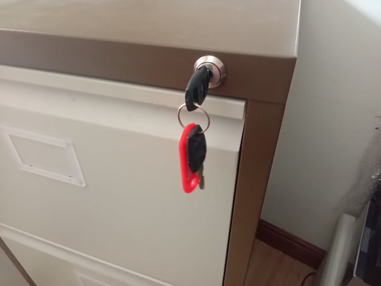 Bisley 3 drawer filing cabinet, 2 keys, like new.