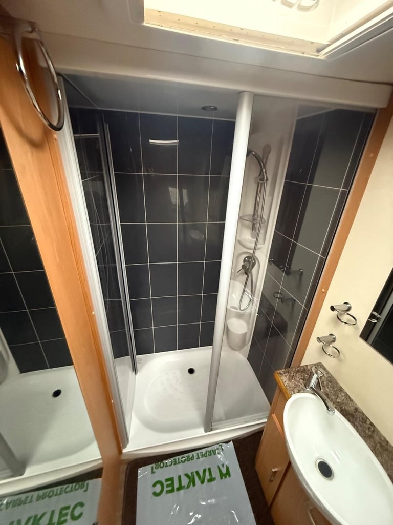 2011 Buccaneer Schooner Fixed bed end large washroom