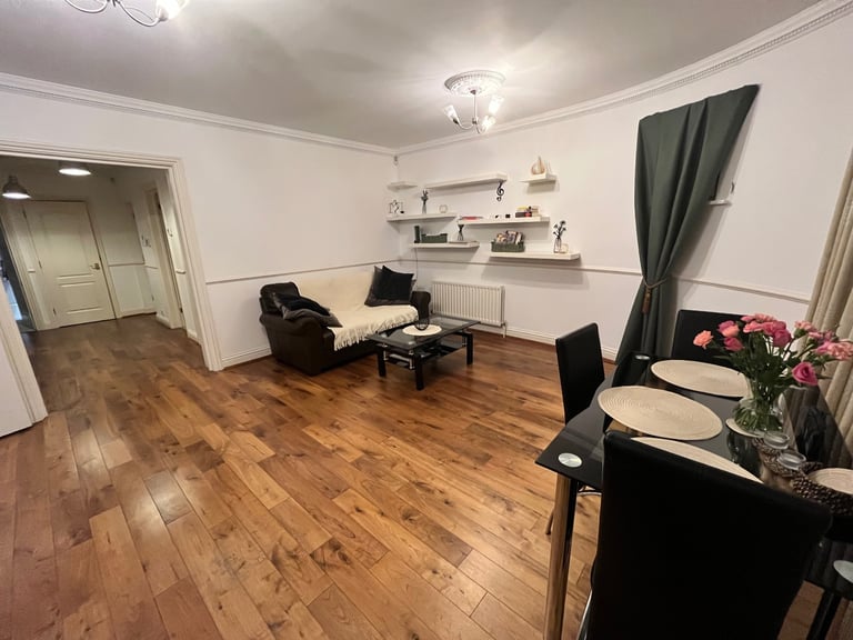 Single Room with Private Bathroom in two bedroom flat- parking included