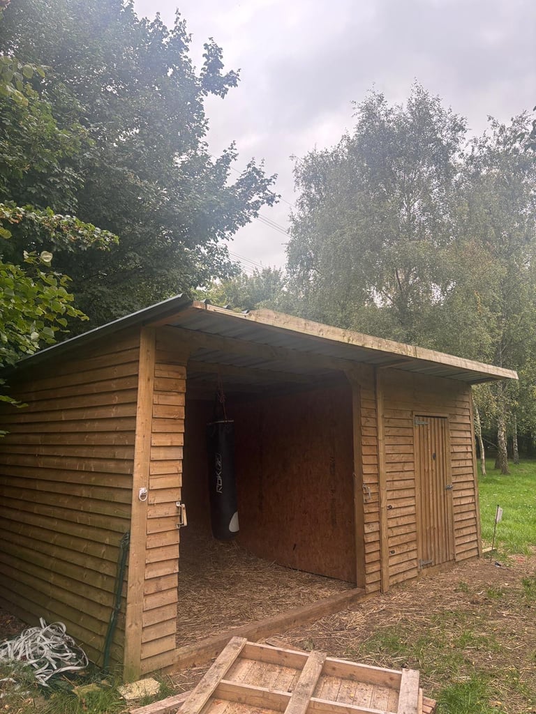 Field shelter for sale needs removing asap 