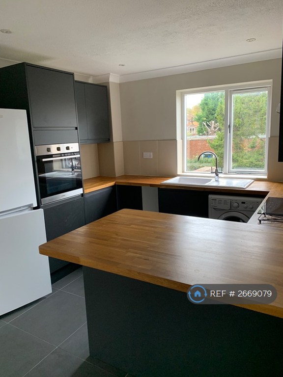 image for 2 bedroom flat in Langelei Court, Kings Langley, WD4 (2 bed) (#2669079)