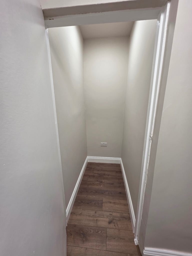 BEAUTY ROOM TO RENT W14 0AS