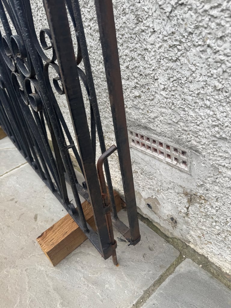 Double driveway iron gates 146cm x 180cm each gate with decorative design 