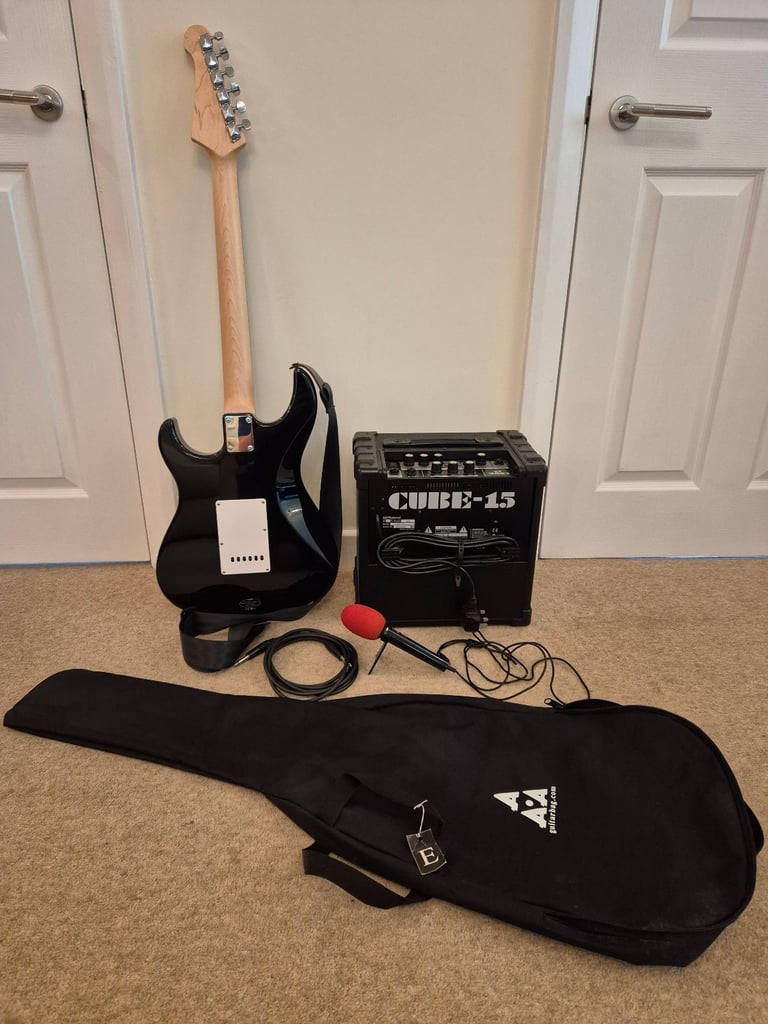 Electric Guitar Yamaha Pacifica with guitar bag, Roland Cube-15 Amp, Lead and Microphone