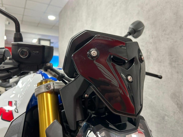 72/2022 BMW F900R Sport - 7106 miles - TRI-COLOUR!