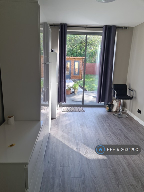Studio flat in Parkfield Way, Bromley, BR2 (#2634290)