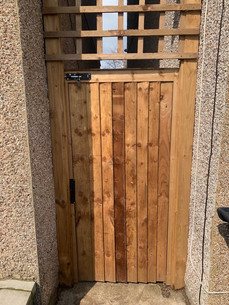 Brand new garden gate 6ft by 3ft featheredge brown gate 