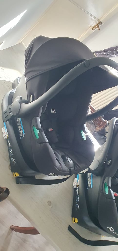 Puggle Twin Pram and Isofix Car Seats