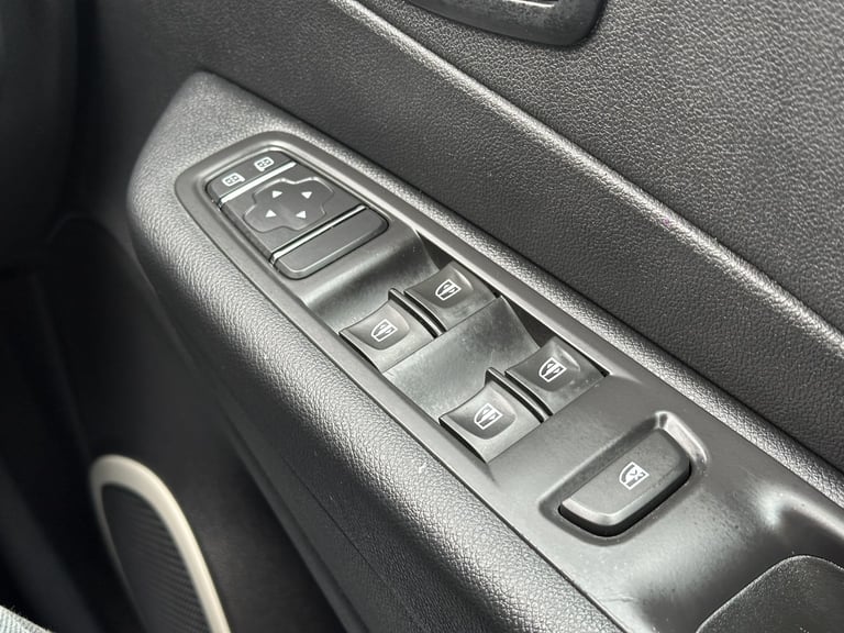 2019 Renault Captur 0.9 TCi Play Petrol Manual 5 Door Hatchback Cream