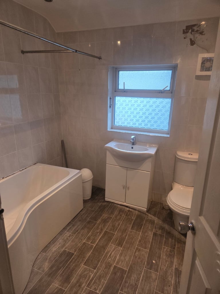 4 to 5 beds house to let