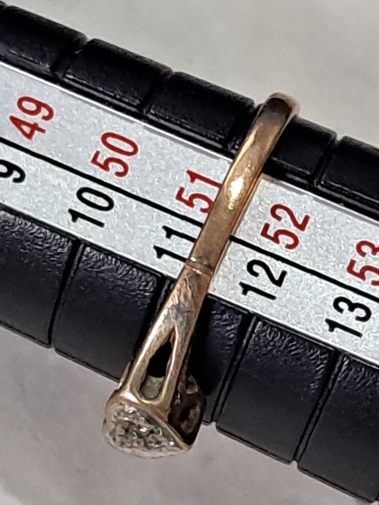 9ct gold and diamond ring 