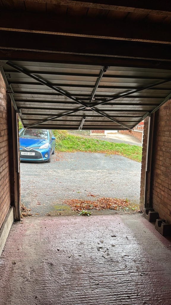 GARAGE TO RENT- WOLVERHAMPTON ROAD EAST, WV4 6BD, £90 A MONTH