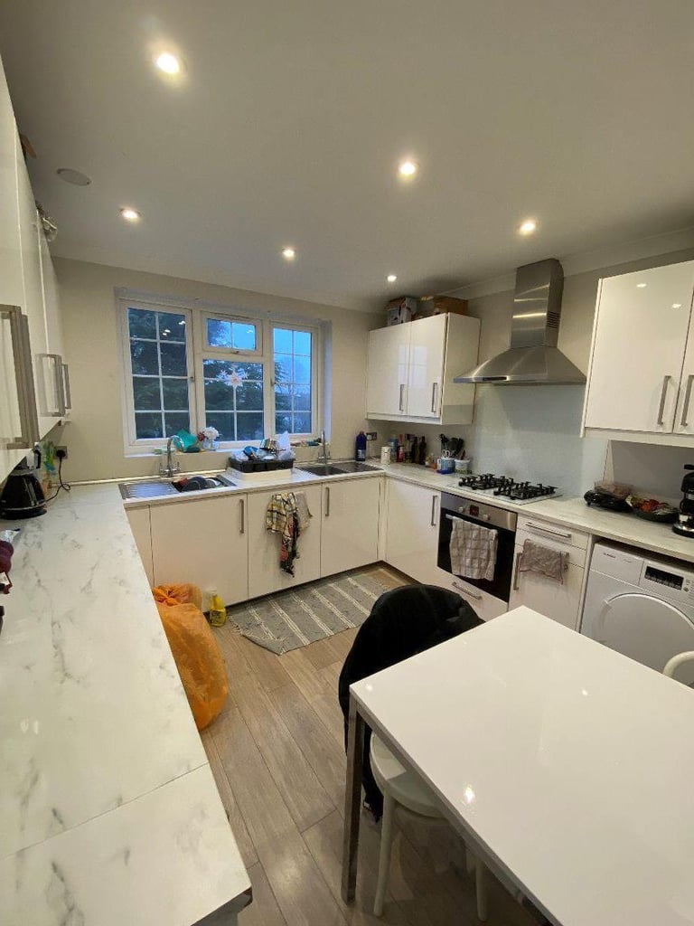 3 bedroom flat in GREAT NORTH WAY, HENDON, NW4 1PP