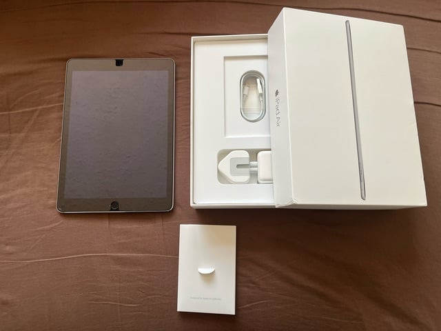 APPLE IPAD AIR 2 64GB WI-FI 9.7in SPACE GREY A1566 - USEABLE OR SPARES/REPAIR