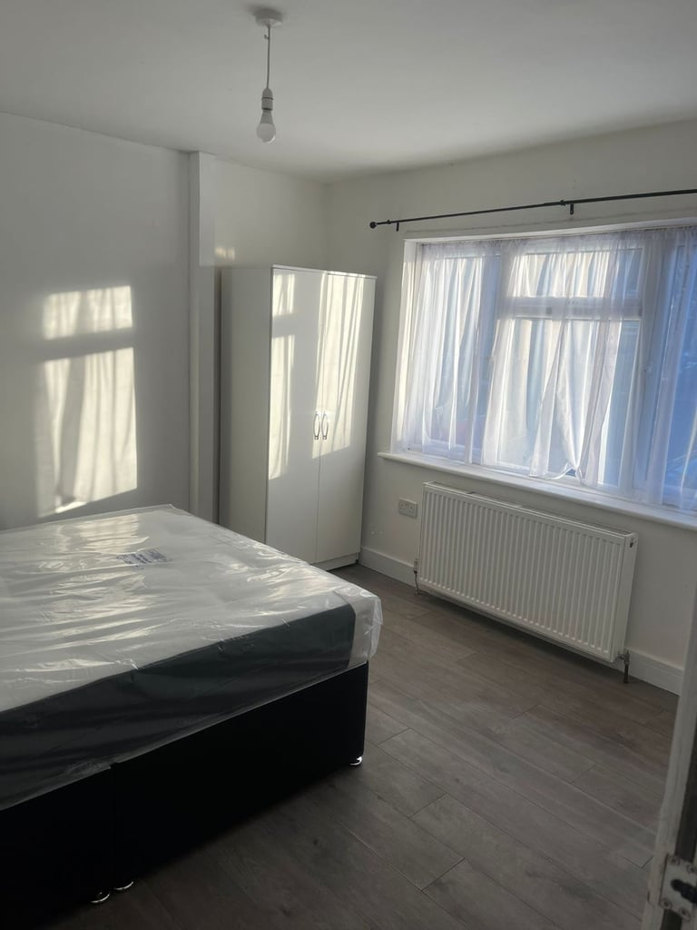 Spacious & Cosy Ensuite Room for Rent in - UB5 6LQ