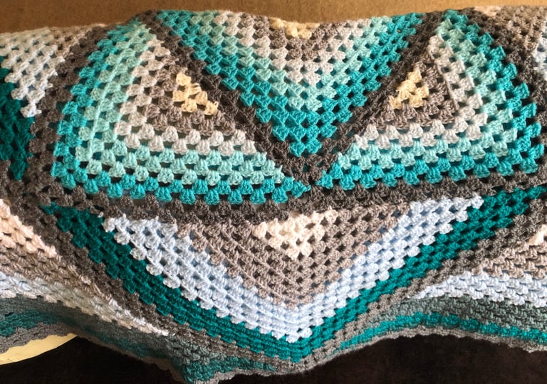 Handmade Crochet Blanket 155x155cm with 2 Free Cushion Covers – Beautiful Gift Set