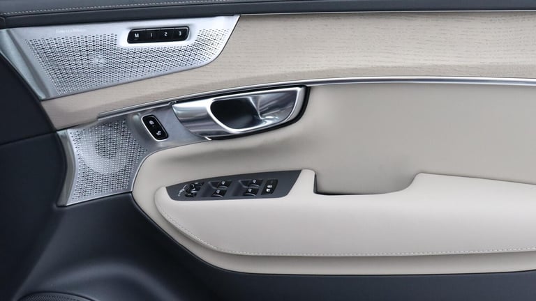 2025 Volvo XC90 T8 PHEV AWD Ultra Dark (Sunroof, 360 Camera, Bowers &amp; Wilkins Sound) ESTATE P...
