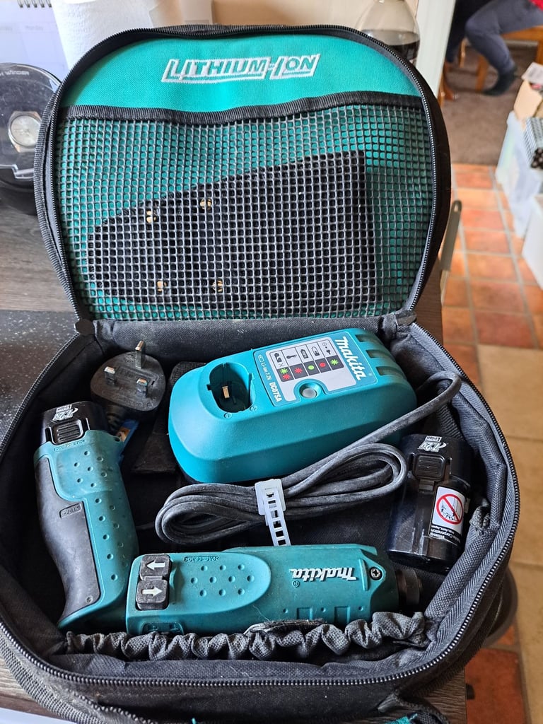 working bagged makita 7.5v drill with charger 2 batteries included