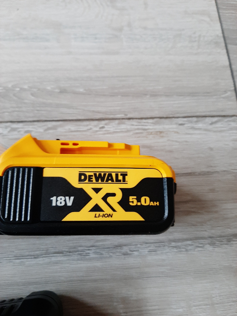 Dewalt 18v 5ah battery x 2 plus charger 