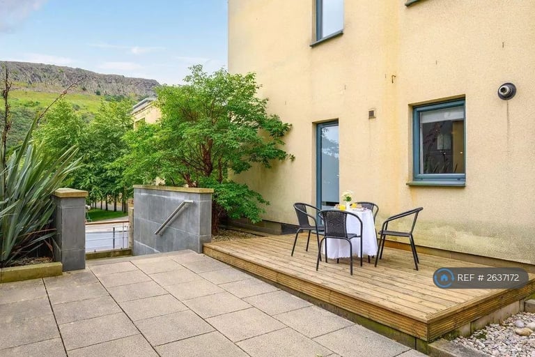 2 bedroom flat in Holyrood, Edinburgh, EH8 (2 bed) (#2637172)
