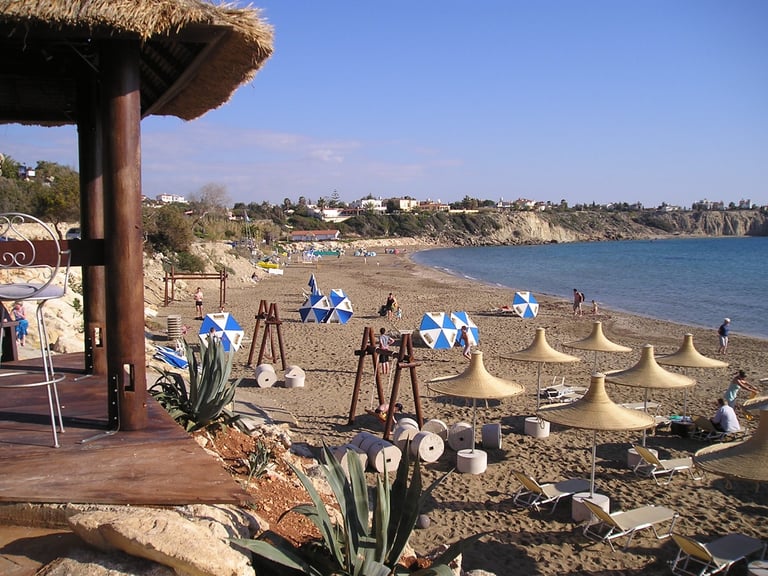PAPHOS SELF-CATERING POOLSIDE VILLA APARTMENT TO RENT FOR HOLIDAYS IN CYPRUS LONG-TERM WINTER LETS