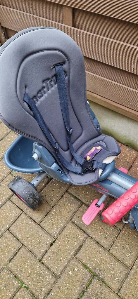CHILDRENS TRICYCLE SMARTRIKE WITH PARENTAL HANDLE. GOOD CONDITION.