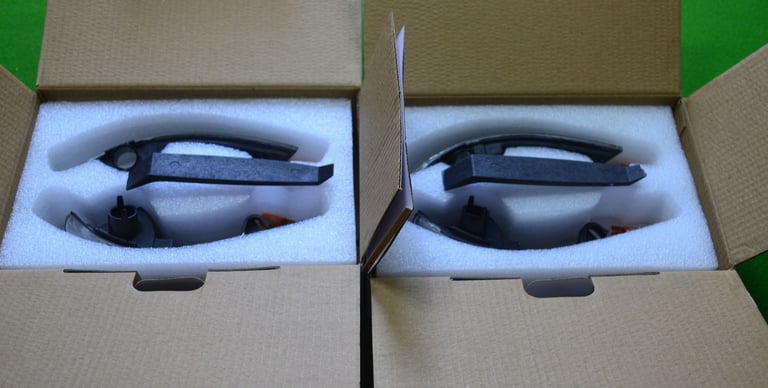 Mk 3 Ford Focus parts (Steering wheel, indicators and rear brake dust shields)
