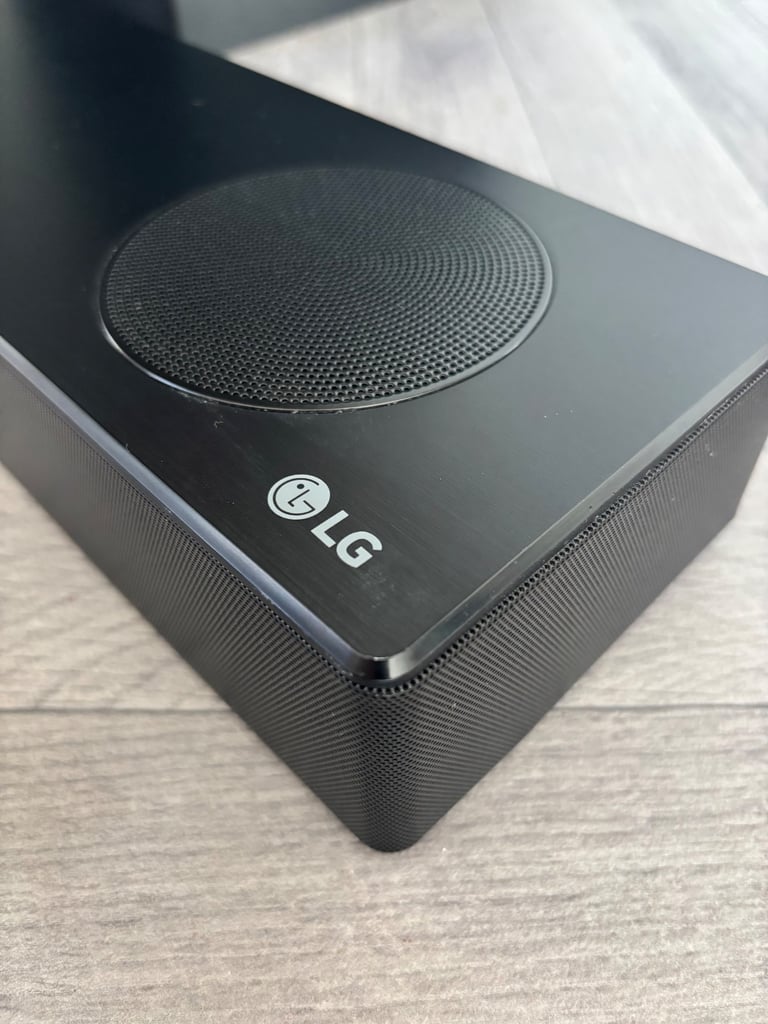 LG wireless soundbar with wireless subwoofer