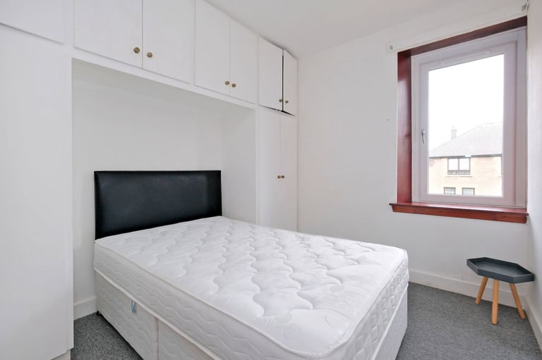 Fully furnished Double room available in 2 bed flat opposite to Aberdeen Uni Kings College