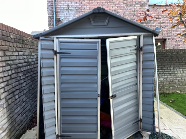PALRAM Grey plastic shed 6ft x 7.5ft (72x90 inch) damaged