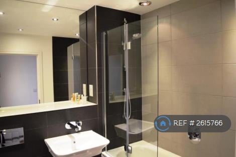 2 bedroom flat in Skylark House, Reading, RG2 (2 bed) (#2615766)