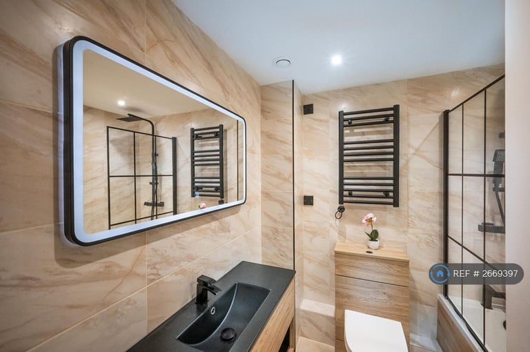 3 bedroom flat in Saltash Road, Swindon, SN2 (3 bed) (#2669397)