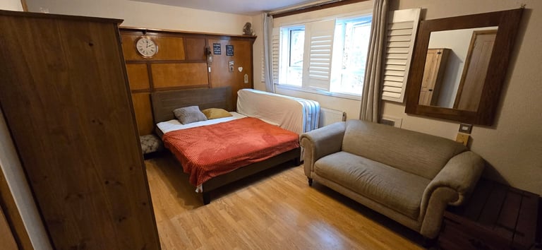 It's a shared flat with common key facilities (Shower, Toilet and Kitchen) TW4 7BX.