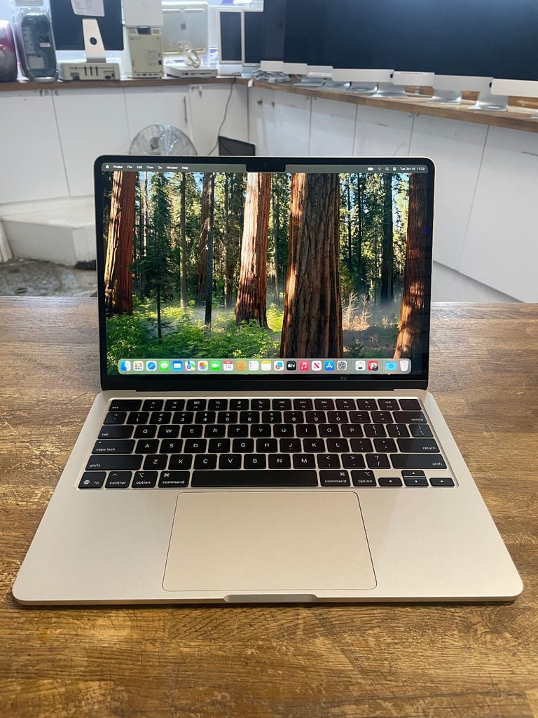  Apple MacBook Air 13.6-inch Liquid Retina M4 10 CPU/8 GPU 16GB RAM 256GB SSD 2025 Starlight