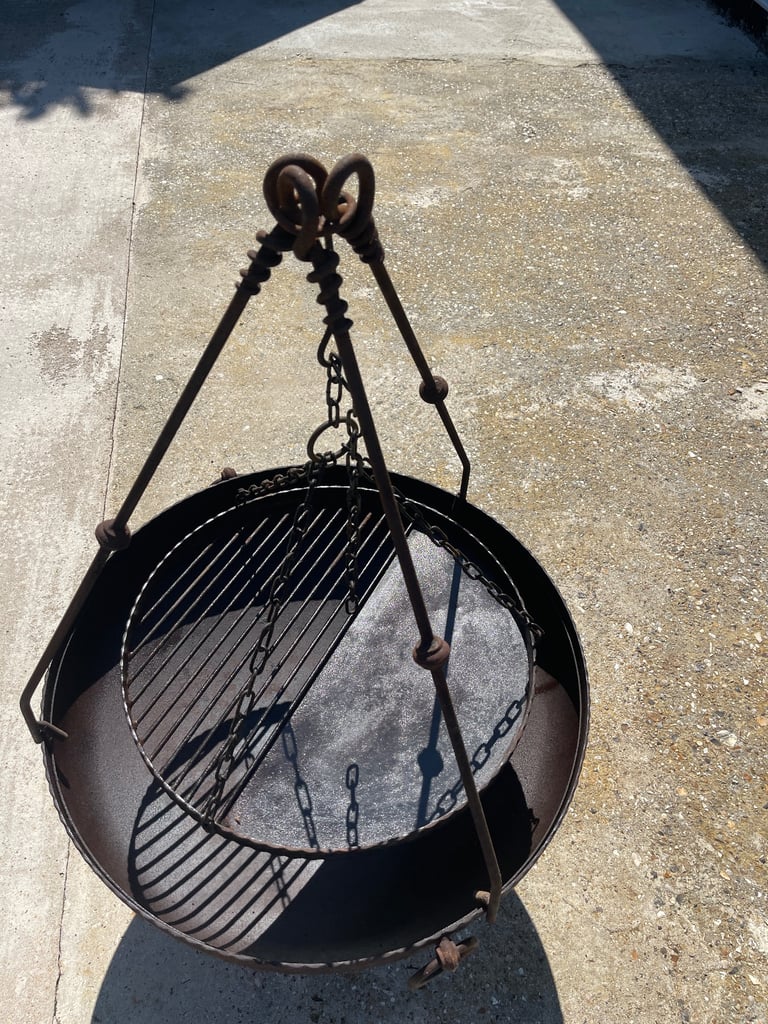 Kadai fire pit with hanging tripod 