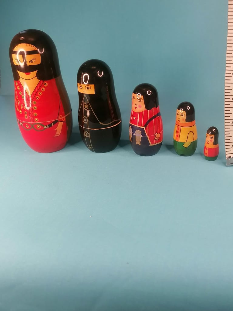 Beautiful Vintage Nestling Dolls , 5 dolls.  Bigger one  5,5inch smaller 1,5 inch.