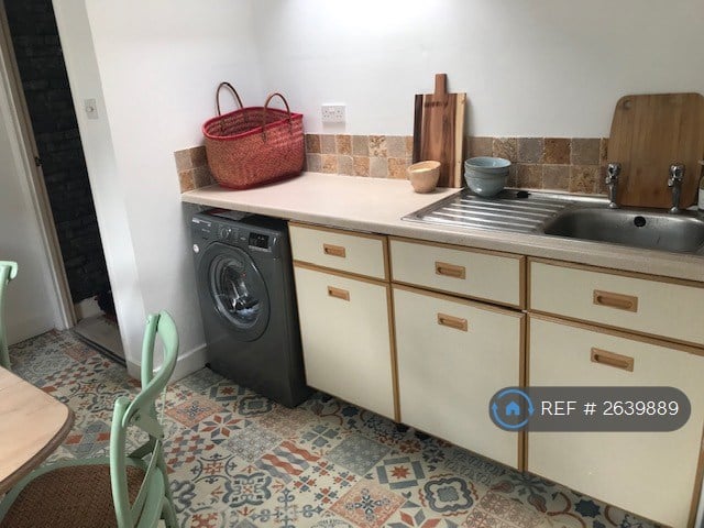 1 bedroom flat in Hartfield Road, Forest Row, RH18 (1 bed) (#2639889)