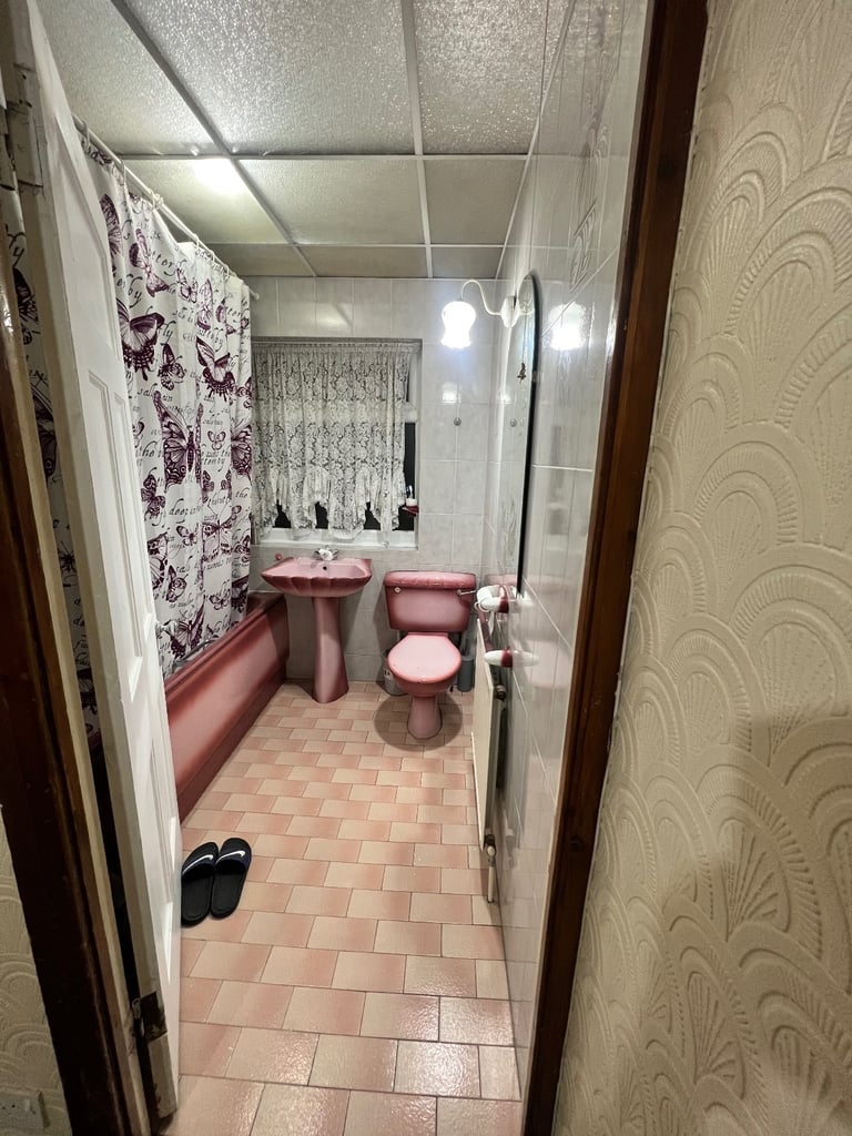 1 A double room - An Excellent Large Bright Double bedroom - 3mins to the train station for £150p/w