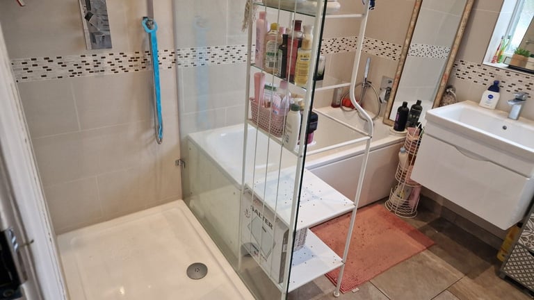 Single Room to Rent in a Family Share House in Bush Hill Park, Enfield £600 including all.