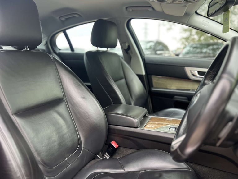 2013 Jaguar XF 2.2 XF Premium Luxury D Auto 4dr Saloon Diesel Automatic