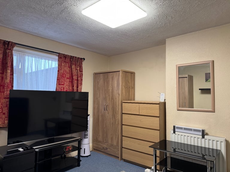 Bright double room in Grays – £700/month + £300 deposit.
