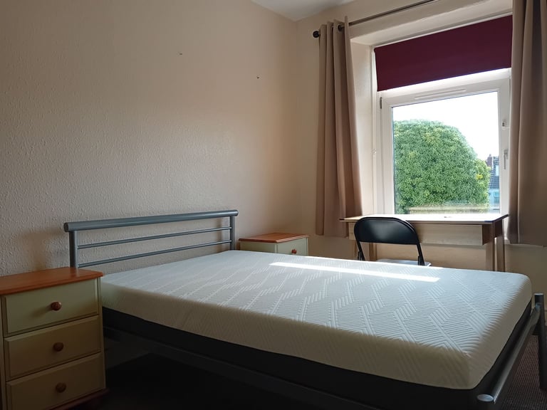 4 DOUBLE ROOMS IN WESTBURY STREET HOUSE TO RENT- STRICTLY STUDENTS ONLY.