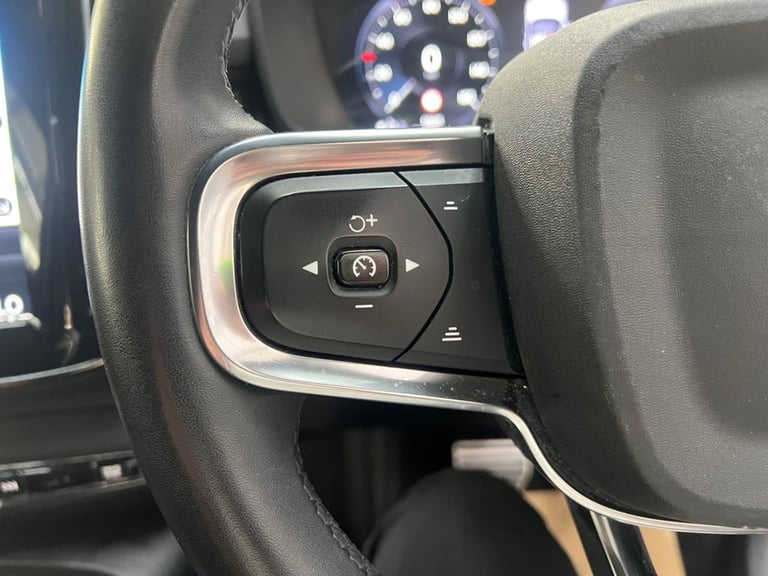 2022 Volvo XC40 1.5h T5 Twin Engine Recharge 10.7kWh R-Design SUV 5dr Petrol Plug-in Hybrid ESTAT...