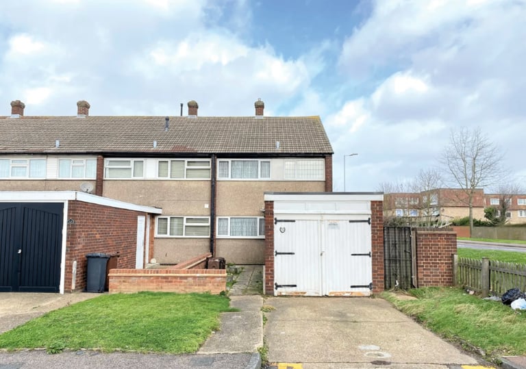 Modern 3-bedroom House | Fitted Kitchen | Garden | Parking | DSS | Siviter Way, Dagenham - RM10