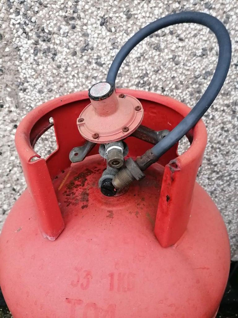 47kg Large gas bottle and regulator for sale £30or 