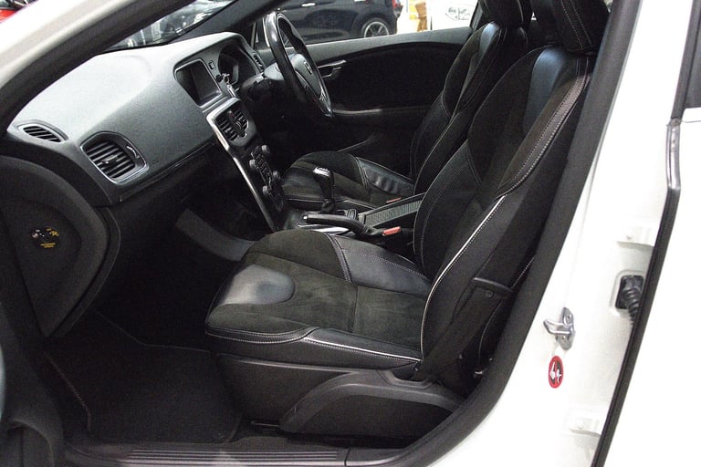 2017 Volvo V40 2.0 T2 R-Design Nav Plus Euro 6 (s/s) 5dr HATCHBACK Petrol Manual