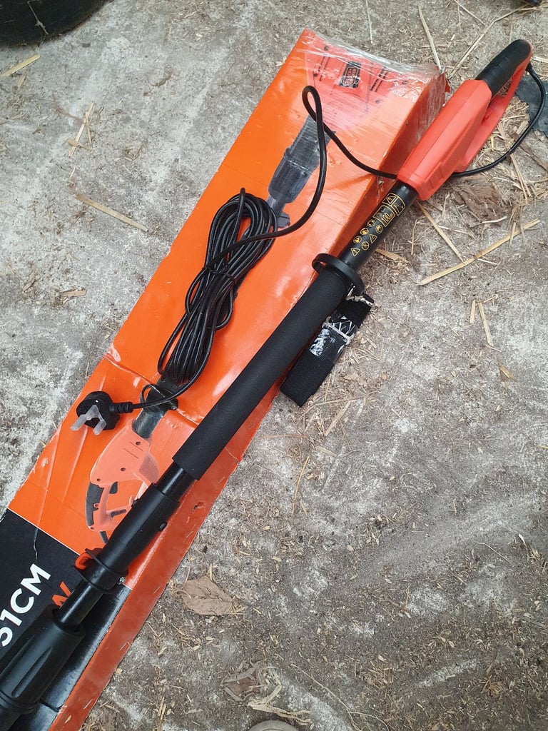 BLACK+DECKER Corded 550W Hedge Trimmer with 51cm Blade, 