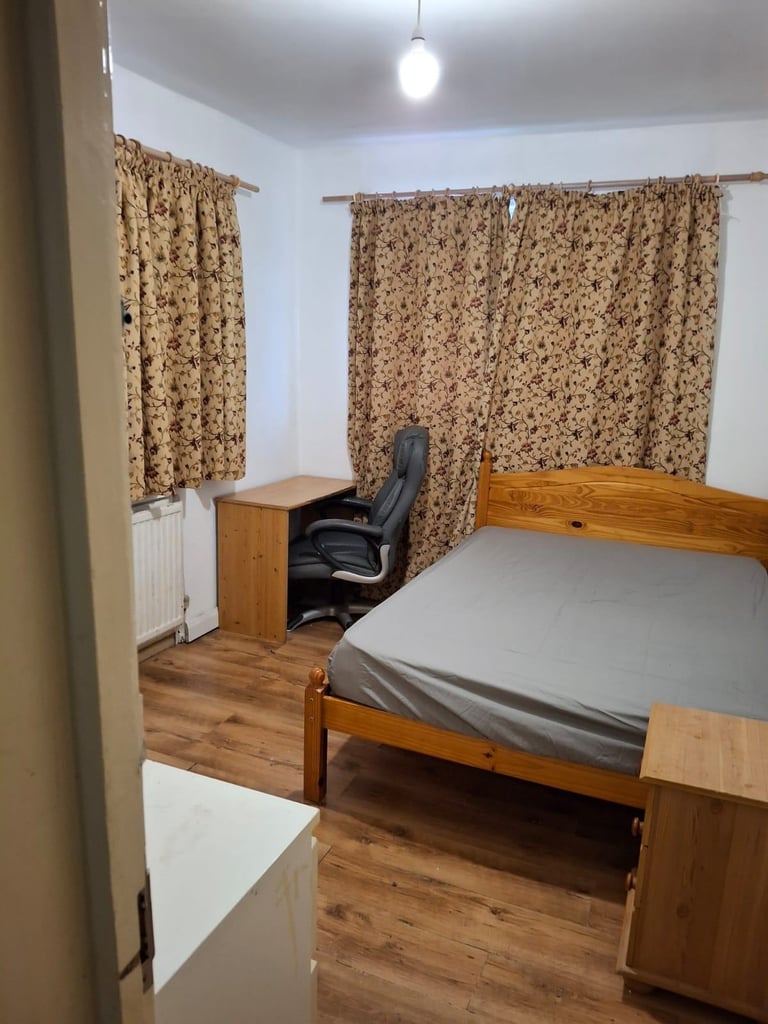 Double room to let rent  in central Swindon town home
