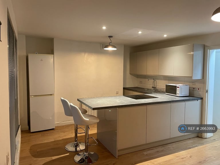 1 bedroom flat in Foxley Road, London, SW9 (1 bed) (#2663993)